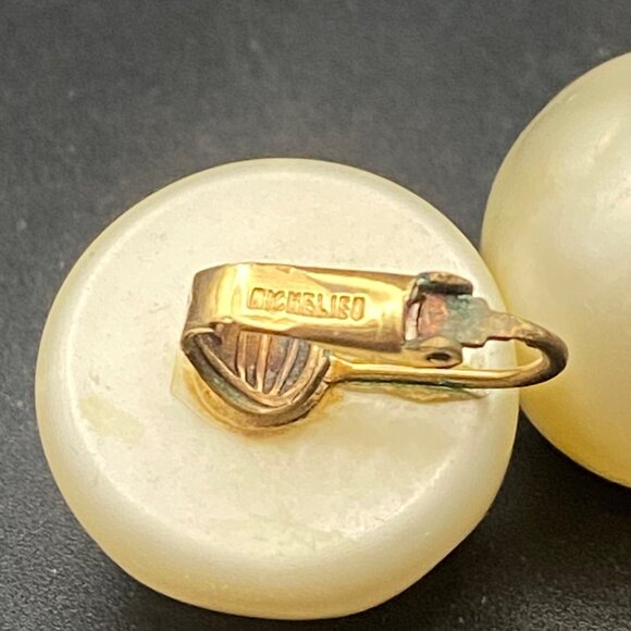 Signed Richelieu Vintage Pearlized Dome Clip On Earrings Gold Tone Mid Century - Picture 4 of 10